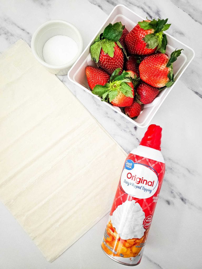 Strawberry shortcake pie bites ingredients.