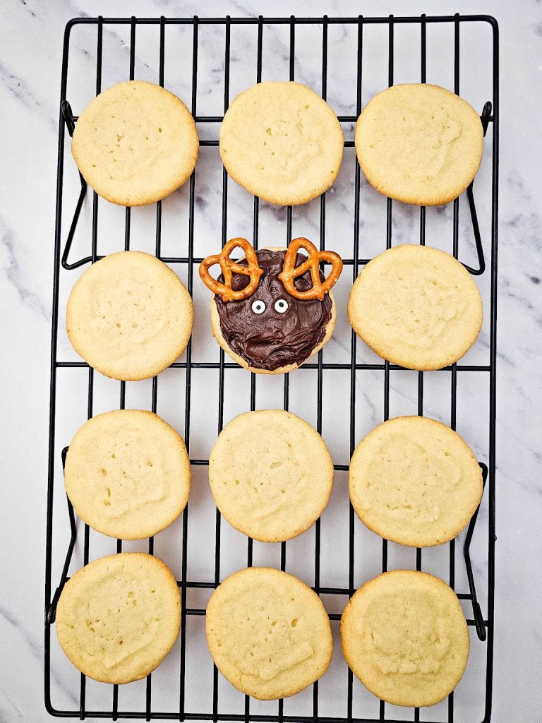 Reindeer sugar cookies process 5