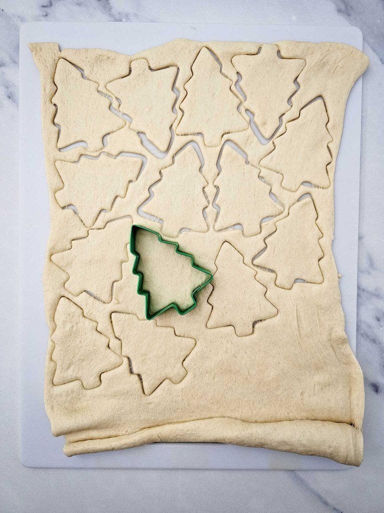 Christmas tree veggie pizza process 3