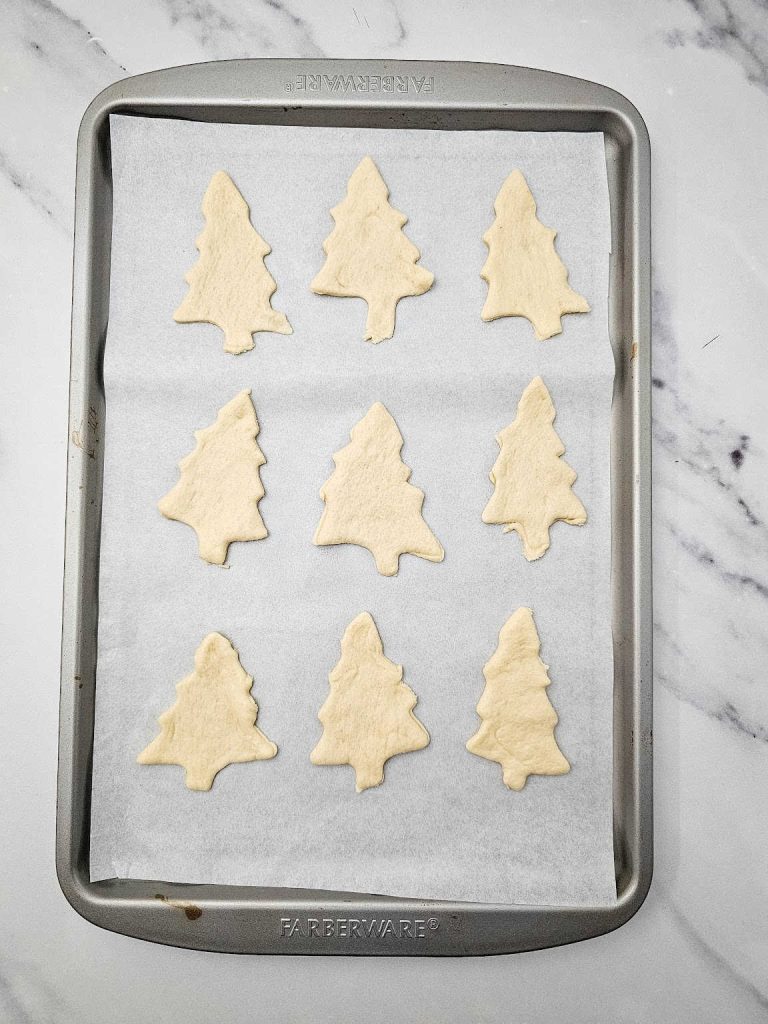 Christmas tree veggie pizza process 4