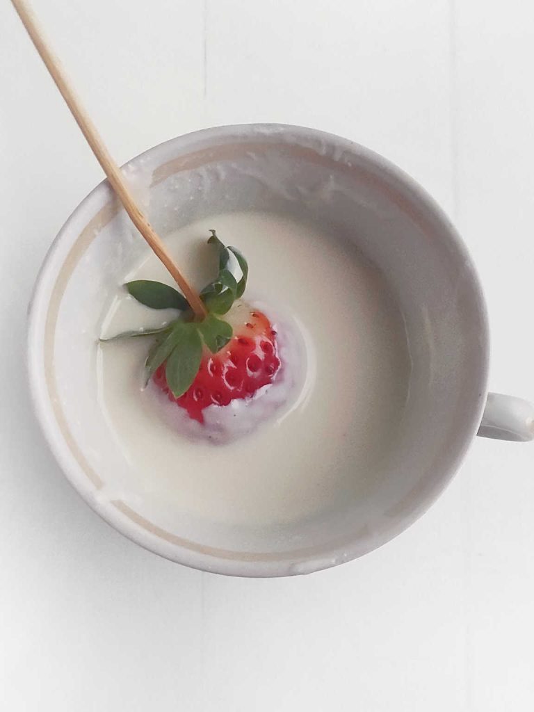 St Patrick’s Day chocolate covered strawberries process 1