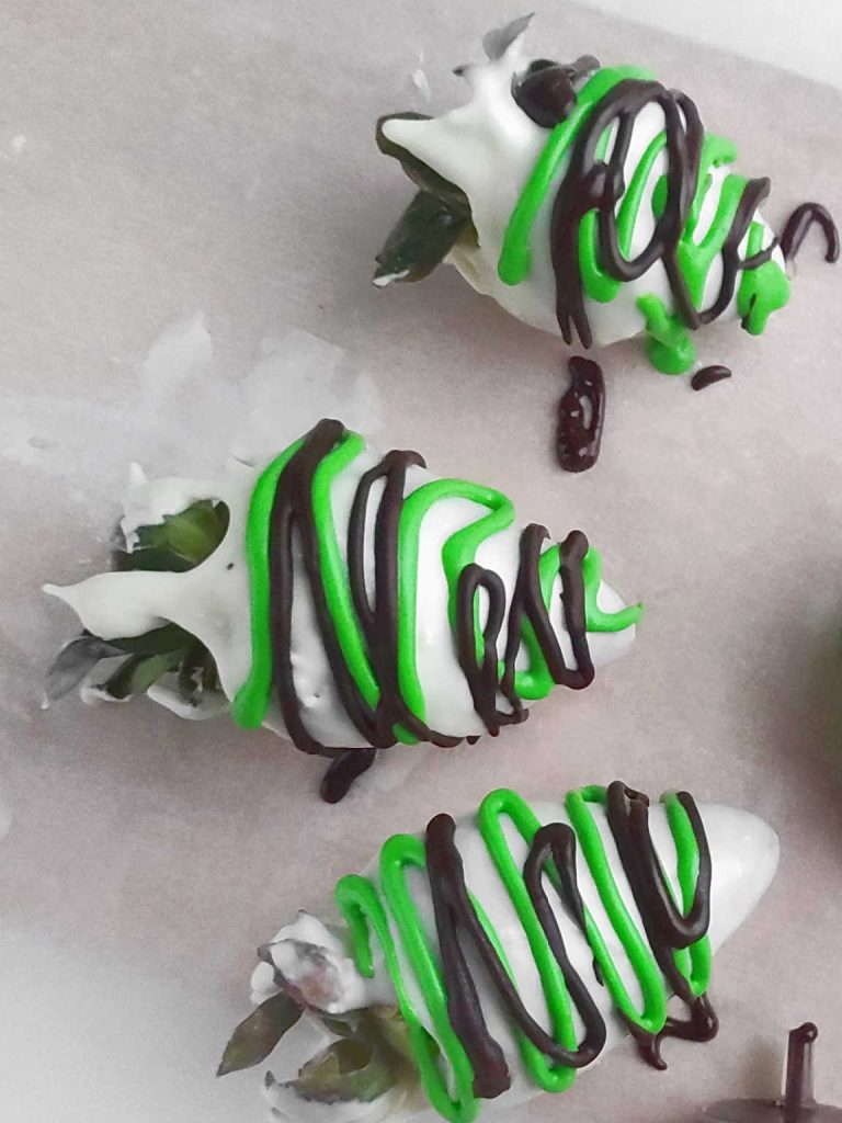 St Patrick’s Day chocolate covered strawberries process 4